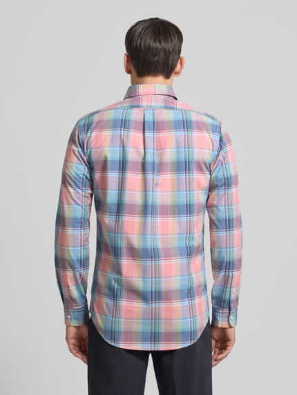 Männermodel trägt Custom Fit Freizeithemd mit Button-Down-Kragen von Polo Ralph Lauren, bunte Karos, Reine Baumwolle, Ganzkörperansicht Rückansicht. Rückenlänge bei Größe M: 82 cm, Schulterbreite: 44 cm, Ärmellänge: 65 cm, Label-Stitching, Knopfleiste.