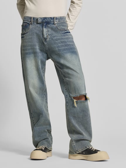 Männermodel trägt Straight Fit Jeans im Destroyed-Look von Don't Waste Culture, blauer Baumwoll-Elasthan-Mix, 5-Pocket-Design, Ganzkörperansicht von vorne.