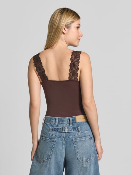 Frauenmodel trägt Slim Fit Tanktop aus Viskose-Mix Modell 'ROSA' von VERO MODA in Braun mit Spitzen-Trägern, Damen Tanktop, Ganzkörperansicht Rückansicht.
