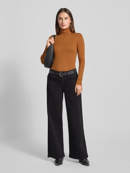 Frauenmodel trägt Relaxed Fit Jeans mit 5-Pocket-Design von comma, schwarze Baumwoll-Mix Stretchjeans, Ziersteinbesatz, Ganzkörperansicht von vorne