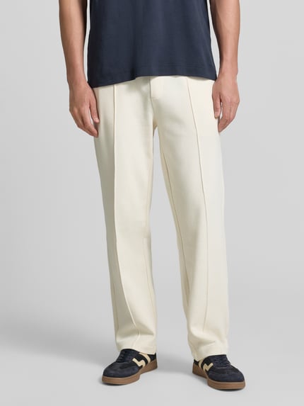 Männermodel trägt Regular Fit Stoffhose aus reiner Baumwolle Modell 'C-LEVETE 55' von BOSS in Optik: unifarben, Ganzkörperansicht von vorne.