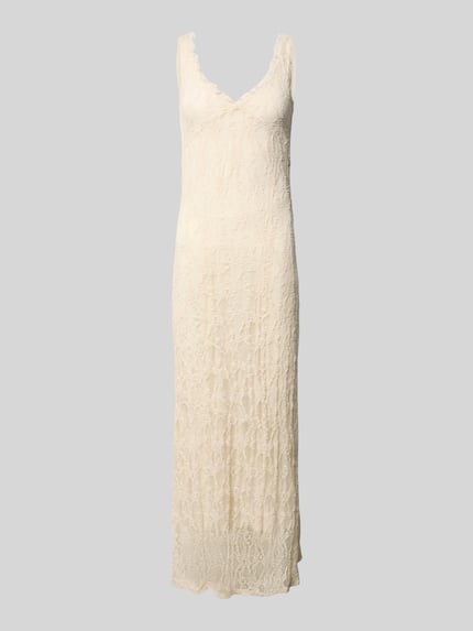 Productfoto, smal Spitzenkleid met diepe V-hals Modell 'ALBINA' van Only, uni, maxi-lengte, kant structuur, brede bandjes, onderjurk.
