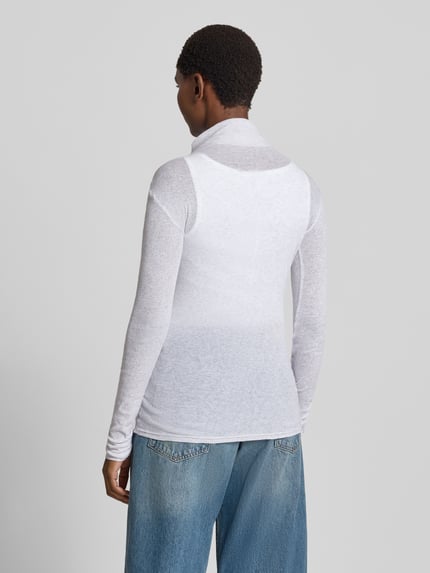 Vrouwenmodel draagt Slim Fit Rollkragenshirt aus reiner Baumwolle van American Vintage, wit, fijn geribd, met siernaden, met lange mouwen, ruglengte maat S 68 cm, Ganzkörperansicht Rückansicht.
