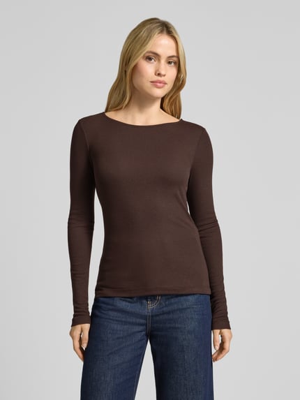 Frauenmodel trägt ein unifarbenes braunes Langarmshirt mit Rundhalsausschnitt Modell 'Smallo' von OPUS aus Modalmix, Ganzkörperansicht von vorne.