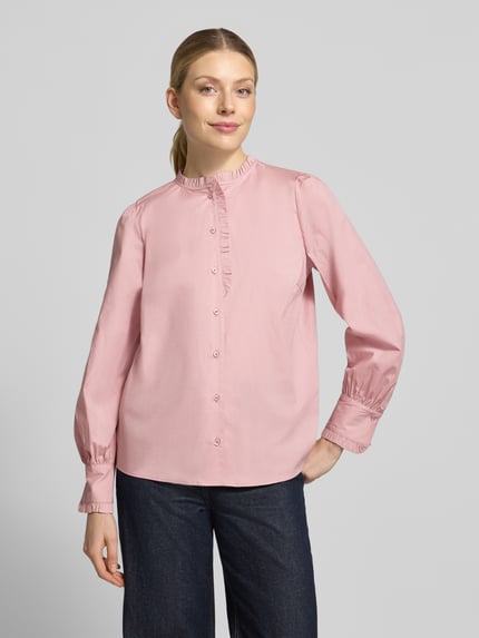 Frauenmodel trägt Bluse mit Rüschenkragen und abgerundetem Saum von MORE & MORE, rosa, Regular Fit, Baumwoll-Mix, Ganzkörperansicht von vorne.
