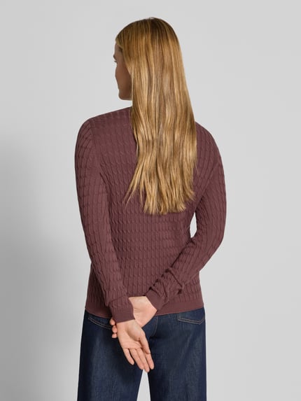 Frauenmodel trägt Slim Fit Strickpullover mit Zopfmuster von Christian Berg Woman in Braun, Baumwoll-Mix, Rückenansicht Ganzkörperansicht.