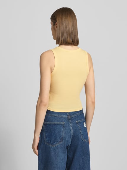 Frauenmodel trägt Slim Fit Tank Top aus Baumwoll-Mix Modell 'EASY' von Only in Optik: Unifarben, Feinrippstruktur, Ganzkörperansicht Rückansicht.