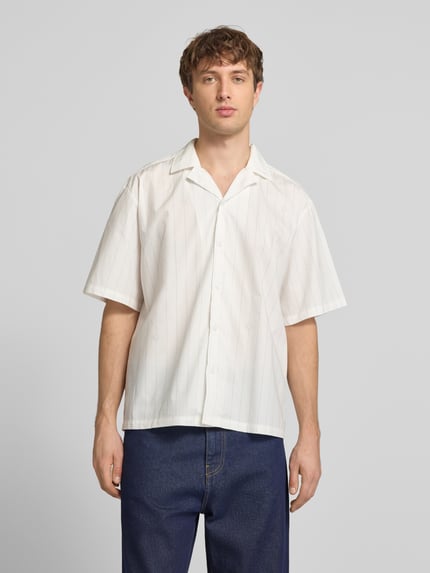 Männermodel trägt Relaxed Fit Freizeithemd aus reiner Baumwolle Modell 'Eligino' von HUGO, gestreift, Optik: Unifarben, Popeline, Ganzkörperansicht von vorne