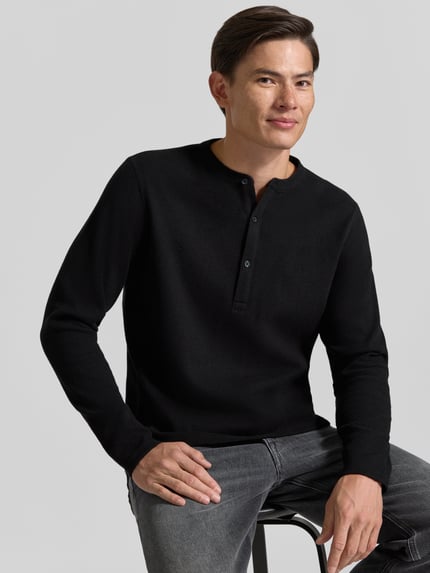 Mannenmodel draagt zwart Regular fit sweatshirt met katoenmix, knoopsluiting, Model 'MALIOR' van DRYKORN, Ruglengte maat M 63 cm, Mouwlengte 69 cm, Ganzlichamzicht van voren.