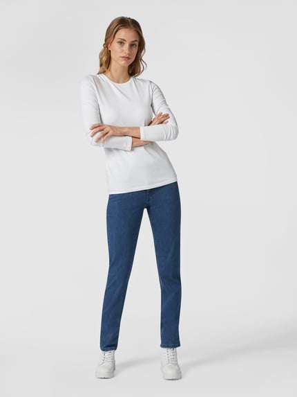Vrouwenmodel draagt Shirt met lange mouwen met ronde hals Model 'Smilla' van Opus, mix van katoen en elastaan, slim fit, ruglengte maat 36: 63 cm, volledig beeld van voren.