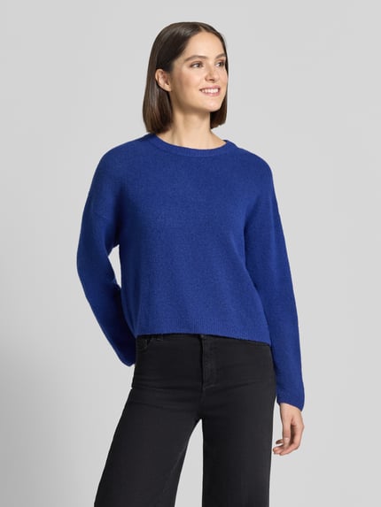 Frauenmodel trägt Relaxed Fit Strickpullover mit Woll-Anteil von Oui in Blau, elastischer Material-Mix, gerippte Abschlüsse, Ganzkörperansicht von vorne.
