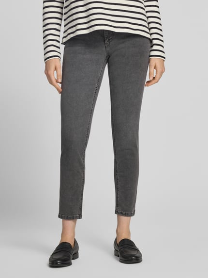 Kobiece modelka nosi Skinny Fit Jeans aus elastischem Baumwoll-Mix Model 'MONROE' od Liu Jo White, szary odcień, 5 kieszeni, szlufki na pasek, zapięcie na guzik i zamek błyskawiczny, mieszanka bawełny i elastanu, szerokość w rozmiarze 27: 36 cm, długość wewnętrzna nogawki w rozmiarze 27: 68 cm, zdjęcie całej sylwetki z przodu.