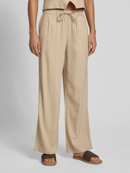 Frauenmodel trägt Wide Leg Leinenhose mit elastischem Bund Modell 'GOA' von Only, Optik: Unifarben, Viskose-Leinen-Mix, seitliche Eingrifftaschen, Tunnelzug, Ganzkörperansicht von vorne.