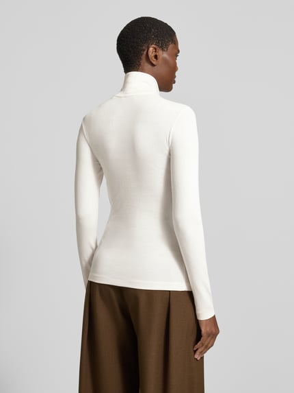 Frauenmodel trägt Langarmshirt mit Rollkragen Slim Fit von MARC O'POLO, unifarben, strukturierte Optik, Slim Fit, Ganzkörperansicht Rückansicht.