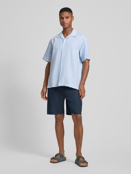 Männermodel trägt Relaxed Fit Freizeithemd aus Leinen-Baumwoll-Mix Modell 'RLXCLAY' von HUGO, Optik: Unifarben, Ganzkörperansicht von vorne