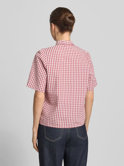 Frauenmodel trägt Schluppenbluse mit Knopfleiste von Jake*s Casual, gerader Schnitt, Schluppenkragen, 1/2-Arm, Karomuster, Ganzkörperansicht Rückansicht.