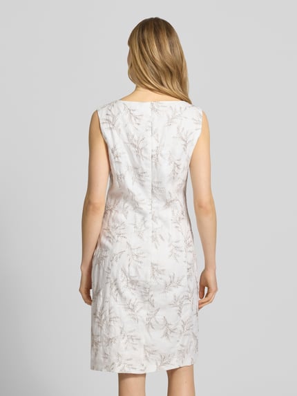 Frauenmodel trägt Knielanges Etuikleid mit Stitchings von WHITE LABEL in Weiß mit feinem Muster, Gerader-Schnitt, Ganzkörperansicht Rückansicht. Rückenlänge bei Größe 36: 99 cm, Brustweite bei Größe 36: 42 cm, Rundhalsausschnitt, Knielänge.