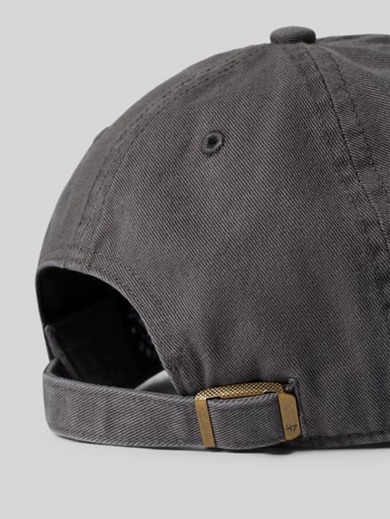 Produktfoto, Basecap aus reiner Baumwolle Modell 'NEYYAN' von '47, klassischer Schnitt, grauer Stoff mit Logo-Stitching, verstellbarer Riegel, eingefasste Luftlöcher, feine diagonale Webstruktur, Detailansicht.