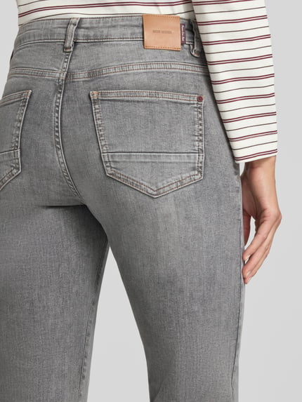 Frauenmodel trägt Jeans mit Eingrifftaschen Modell 'Cecilia Perla' von MOS MOSH, Baumwoll-Mix in Grau, Detailaufnahme Rückansicht.