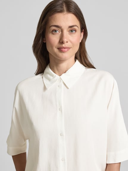 Frauenmodel trägt Relaxed Fit Hemdbluse aus Lyocell von s.Oliver RED LABEL, Optik: Unifarben, Popeline, Kurzarm, Nahaufnahme Oberkörper.