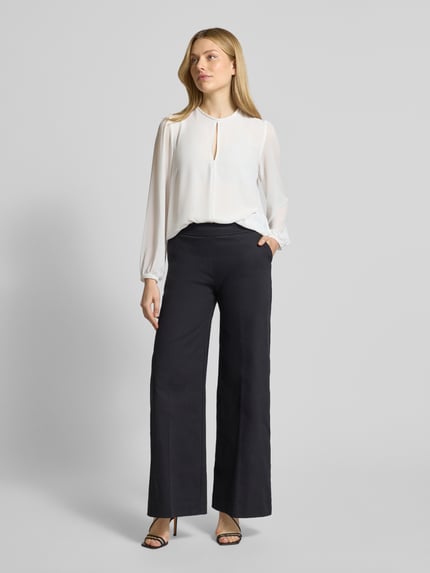 Frauenmodel trägt Hose mit elastischem Bund und Eingrifftaschen von Rinascimento aus schwarzem Baumwoll-Mix mit weitem Bein, Ganzkörperansicht von vorne.