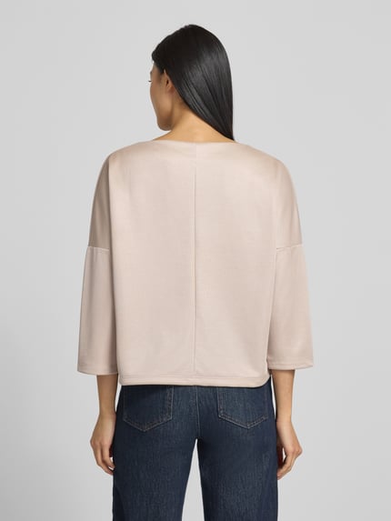 Frauenmodel trägt Pullover mit Viskose-Anteil Modell 'KARITA PURE' von Someday in Beige, lockerer Schnitt, 3/4-Arm, Ganzkörperansicht Rückansicht.