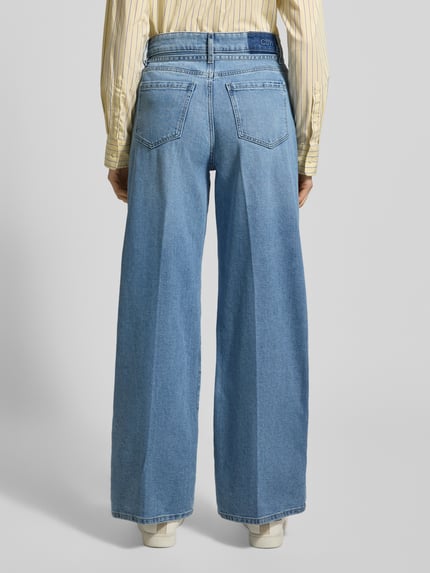 Frauenmodel trägt Wide Leg Jeans mit Bindegürtel von Christian Berg Woman in Hellblau mit Längsnähten und Gesäßtaschen, Ganzkörperansicht Rückansicht.