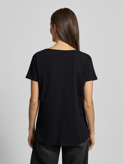 Frauenmodel trägt T-Shirt mit Label-Detail von miss goodlife, schwarzer Baumwoll-Elasthan-Mix, lockerer Schnitt, Rückenansicht Ganzkörperansicht.