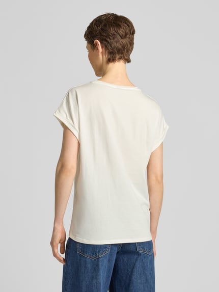 Frauenmodel trägt T-Shirt mit fixiertem Ärmelaufschlag Modell 'RINA' von Soyaconcept, Baumwoll-Mix, cremeweiß, Rückansicht, Ganzkörperansicht.