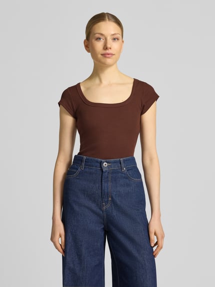 Frauenmodel trägt T-Shirt in Ripp-Optik mit Karree-Ausschnitt Modell 'METTE' von Topshop in Braun, Baumwoll-Elasthan-Mix, Slim-Fit, Ganzkörperansicht von vorne, Rückenlänge bei Größe S 52 cm.