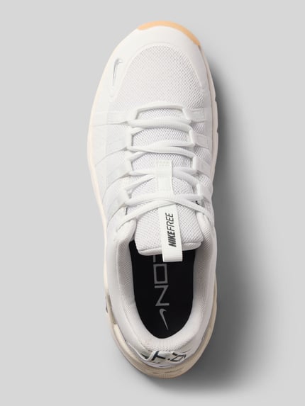 Produktfoto, witte sneakers met zwarte en beige details, grove textuur, Sneaker met Logo-Detail model 'Free Metcon 7' van Nike, Dames sneakers
