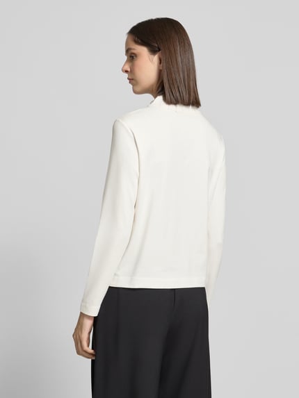 Frauenmodel trägt Langarmshirt mit Ripp Stehkragen von MARC CAIN in Weiß, strukturierte Jersey-Optik, Ganzkörperansicht Rückansicht.