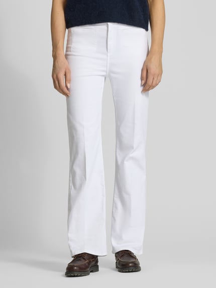 Vrouwenmodel draagt Wide Fit Jeans mit Bügelfalten van Christian Berg Woman in wit katoenmix met persplooien en paspelzakken, vooraanzicht, jeanslook.