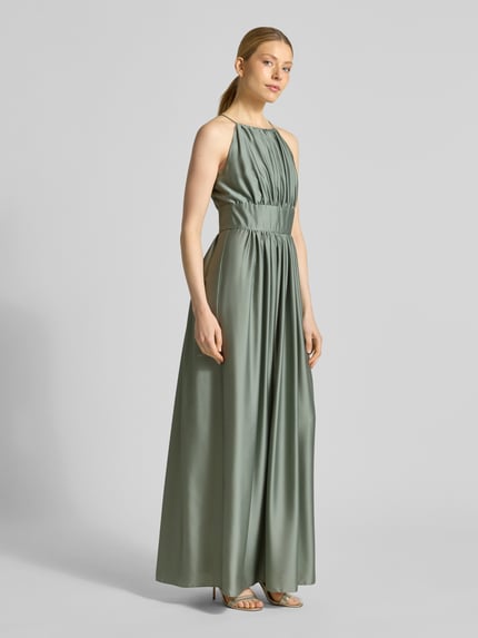 Frauenmodel trägt Abendkleid mit rückseitigem Schlüsselloch-Ausschnitt von Swing in grünem Satin, Taillierter Schnitt, Maxikleid, Rundhalsausschnitt, Spaghettiträger, Rückseitiger Knopf und Reißverschluss, Rückenlänge 146 cm, Brustweite 33 cm, Ganzkörperansicht von vorne.