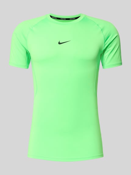 Produktfoto, T-Shirt mit Logo-Print und Rundhalsausschnitt von NIKE TRAINING, kolor jasnozielony, krój slim fit, raglanowe rękawy, logo z przodu, długość tyłu w rozmiarze M: 72 cm, gładka tekstura