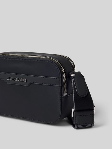 Productfoto, zwarte Handtasche met Schulterriemen Modell 'MALONE' van Michael Kors met label-detail, rechthoekige vorm, gladde textuur, hoofdvak met rits, breedte 21 cm, lengte 14 cm, diepte 6 cm, schouderriem 104 cm, heren tas