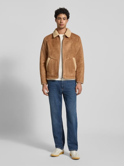 Männermodel trägt Straight Fit Jeans im 5-Pocket-Design von REVIEW aus elastischem Baumwoll-Mix in Blau, Ganzkörperansicht von vorne. Bundweite 45 cm, Innenbeinlänge 78 cm.
