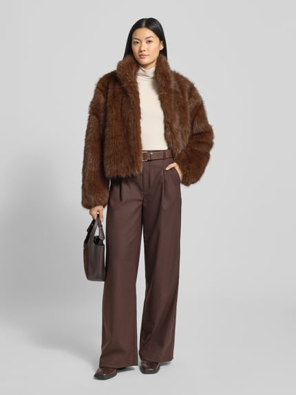 Vrouwenmodel draagt Jacke aus Kunstfell van Smith and Soul, bruin kunstbont, regular fit, staande kraag, geheel van voren.