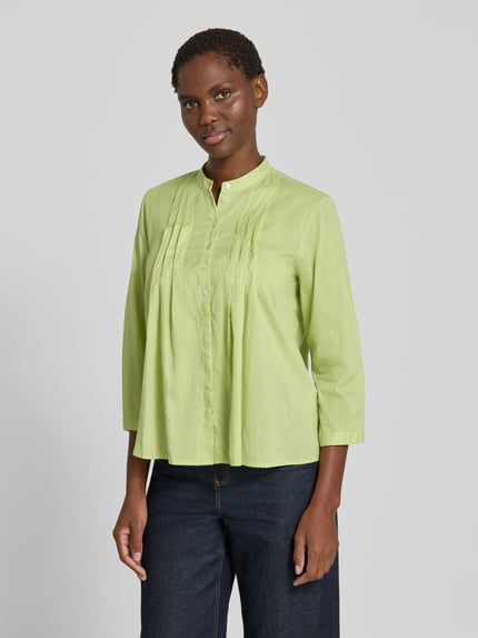Frauenmodel trägt Regular Fit Bluse mit Drapierungen und 3/4-Arm von Christian Berg Woman in Hellgrün, leicht strukturierte Oberfläche, Knopfleiste und Stehkragen, Ganzkörperansicht von vorne. Rückenlänge 58 cm, Ärmellänge 46 cm bei Größe 36.