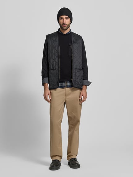 Mannelijk model draagt Relaxed Fit Shirt met lange mouwen uit katoenmix van Barbour, look: effen, labelopschrift, metalen accenten, borstzak, ronde hals, relaxed fit, voorkant volledig zichtbaar, geheellichaamsaanzicht van voren.