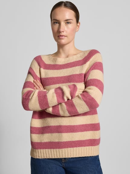 Vrouwenmodel draagt Regular Fit pullover uit alpacamix model 'GHIACCI' van Weekend Max Mara in beige en oudroze strepen, Nahaufnahme Oberkörper.