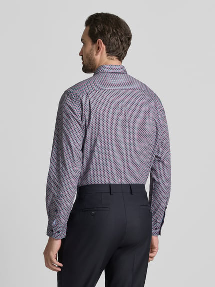 Männermodel trägt Freizeithemd mit Knopfleiste von Christian Berg Men in Blau-Rot mit geometrischem Muster, reine Baumwolle, Rückenansicht, Ganzkörperansicht.