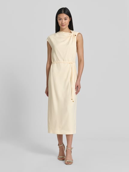 Frauenmodel trägt cremefarbenes Regular-Fit Freizeitkleid aus Viskose-Mix Modell 'DANNEA' von BOSS, Damen Freizeitkleid, Ganzkörperansicht von vorne.