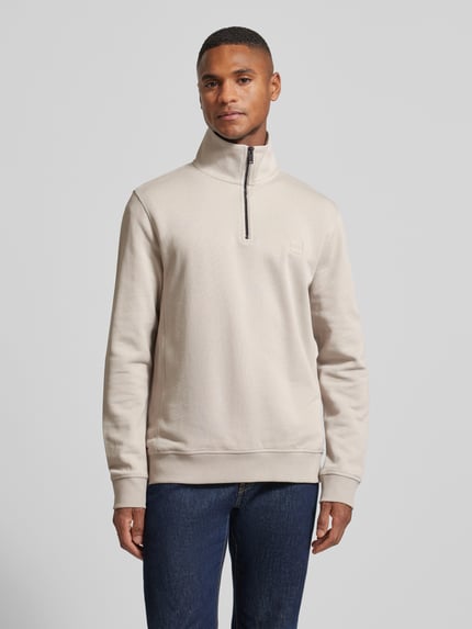 Männermodel trägt Regular Fit Sweatshirt aus reiner Baumwolle Modell 'ZETRUST' von BOSS Orange, Optik: Unifarben, Label-Patch, Troyer, Langarm, Ärmelabschluss: Gerippt, Rumpfabschluss: Gerippt, Materialverarbeitung: Baumwoll-Terry, Material: Reine Baumwolle, Ganzkörperansicht von vorne.