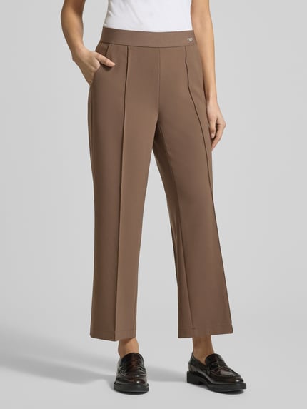 Vrouwenmodel draagt Straight fit stoffen broek met siernaad Model 'Cameron' van Cambio, verkorte pasvorm, logoprint, vooraanzicht,