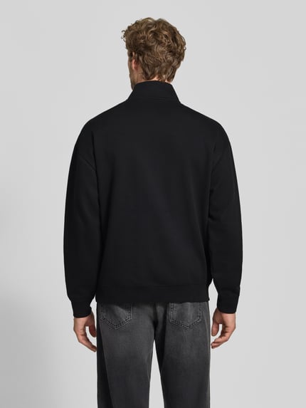Männermodel trägt schwarzen Regular Fit Troyer aus Baumwoll-Mix Modell 'Dalizip' von HUGO, Herren Troyer, Ganzkörperansicht Rückansicht.