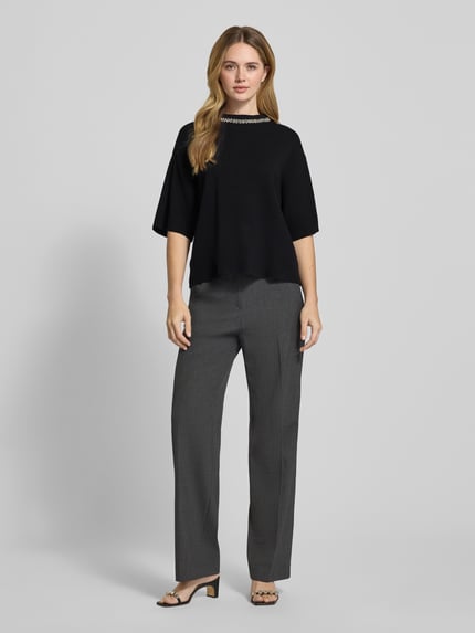Frauenmodel trägt Strickshirt mit Ziersteinbesatz Modell 'DORISE' von ICHI in Schwarz, Viskose-Mix, Relaxed Fit, Ganzkörperansicht von vorne