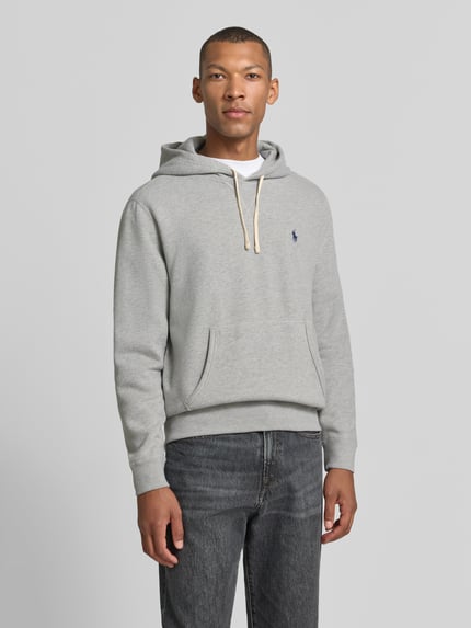 Mężczyznamodel nosi Regular Fit Hoodie aus Baumwoll-Mix von Polo Ralph Lauren, szary kolor, prosta tekstura, Ganzkörperansicht von vorne