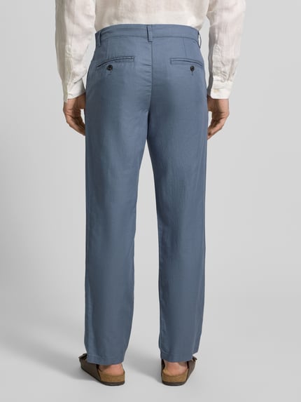 Männermodel trägt Regular Fit Leinenhose aus Baumwoll-Leinen-Mix Modell 'MILES' van SELECTED HOMME, unief kleur, recht vanaf knie, mid waist, 5-pocket, knoopsluiting, achteraanzicht volledige lichaamsweergave.