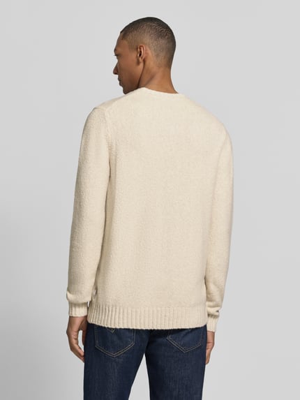 Männermodel trägt Regular Fit Strickpullover mit Rundhalsausschnitt Modell 'CIZAC' von CINQUE, beige, Strukturstrick, Rückenansicht, Baumwoll-Mix mit Stretch-Anteil, gerippte Abschlüsse